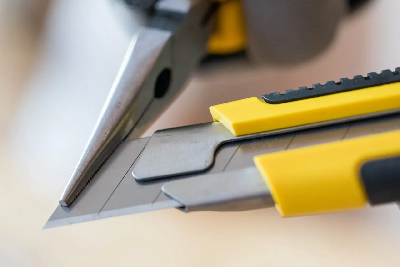 STANLEY 0-10-425 utility knife with segmented blade and yellow handle, close-up photography.