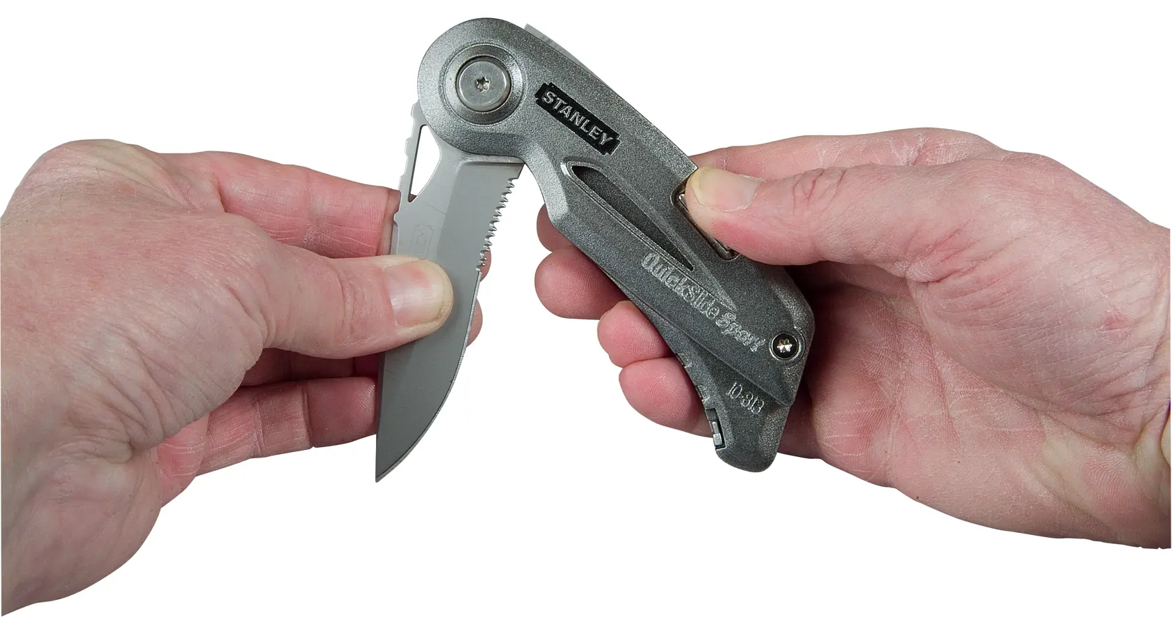 Foto von STANLEY 0-10-813 Klappmesser, mit zwei Händen geöffnet, silberne Oberfläche.