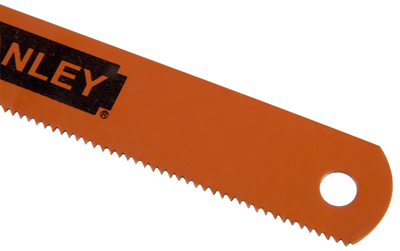 STANLEY 0-15-906 orange Sägeblatt mit feinen Zähnen, Nahaufnahme auf weißem Hintergrund.