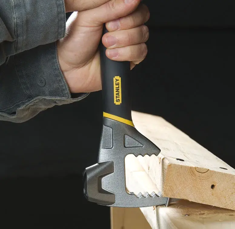 STANLEY 1-55-119 Hammer im Einsatz auf Holz, Nahaufnahme mit ergonomischem Griff.