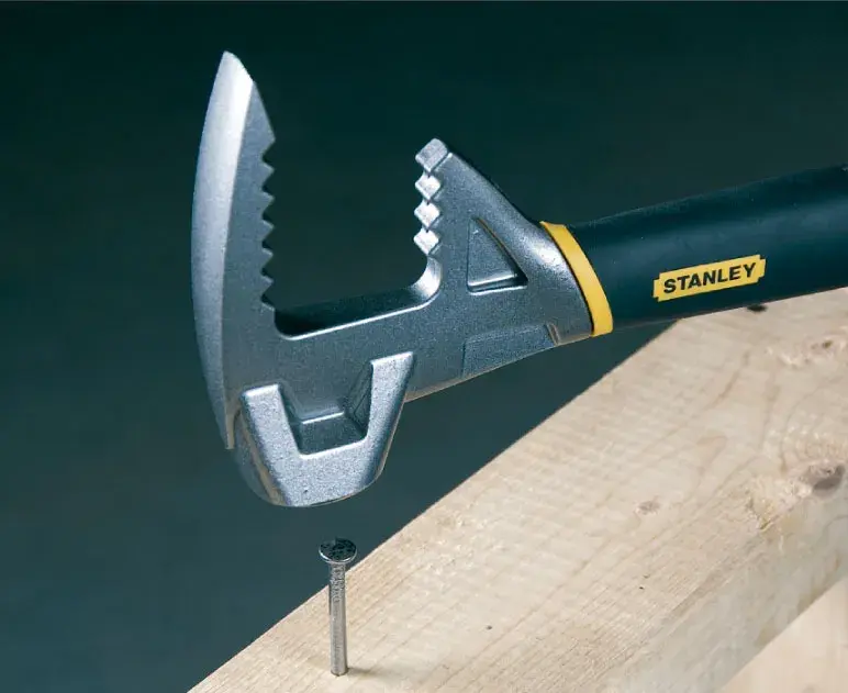 STANLEY 1-55-119 verstellbarer Schraubenschlüssel mit schwarz-gelbem Griff greift Nagel im Holz, Seitenansicht.