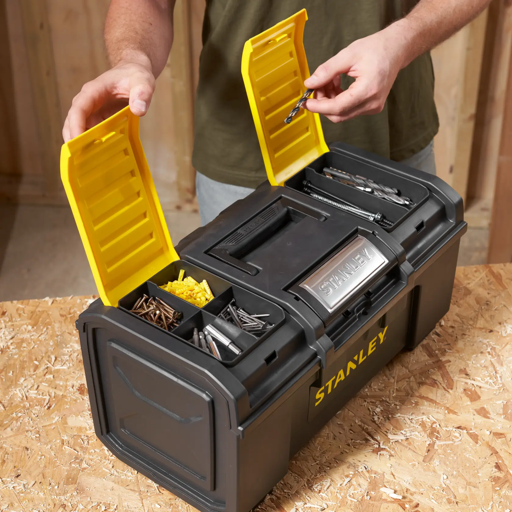 STANLEY 1-79-217 schwarze Werkzeugkiste mit gelben Deckeln, geöffnet mit Fächern für Schrauben und Bohrer.