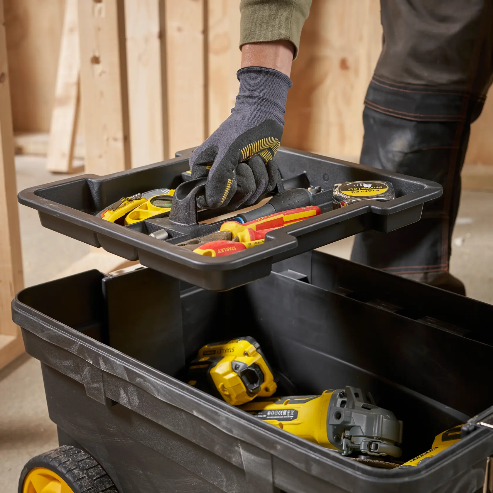 STANLEY 1-97-503 Werkzeugkasten mit herausnehmbarem Einsatz, gefüllt mit Hand- und Elektrowerkzeugen, Nahaufnahme.
