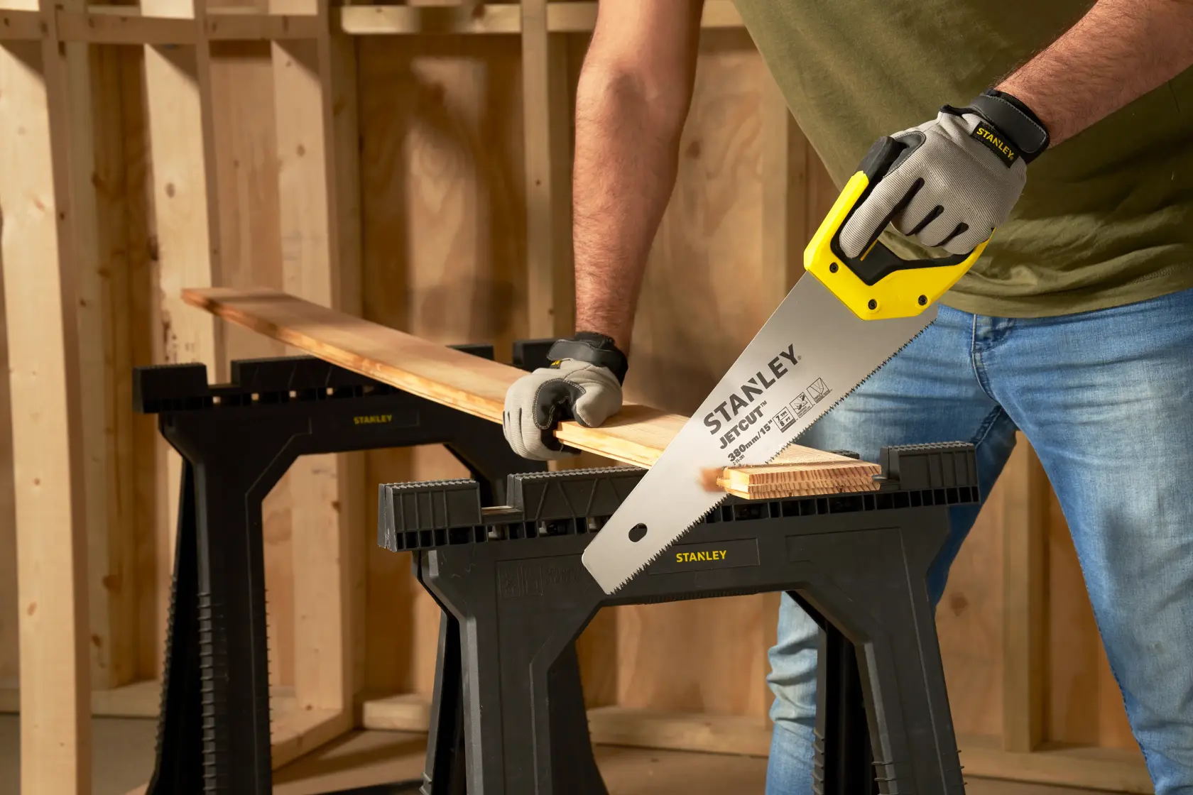 STANLEY 2-15-281 Handsäge auf Holzbrett, Arbeiter markiert Schnittlinie, Produktfotografie.