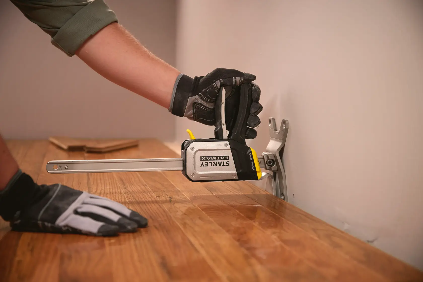 Foto der STANLEY FMHT83550-1 Zwinge, die Holzboden bei der Verlegung fixiert.