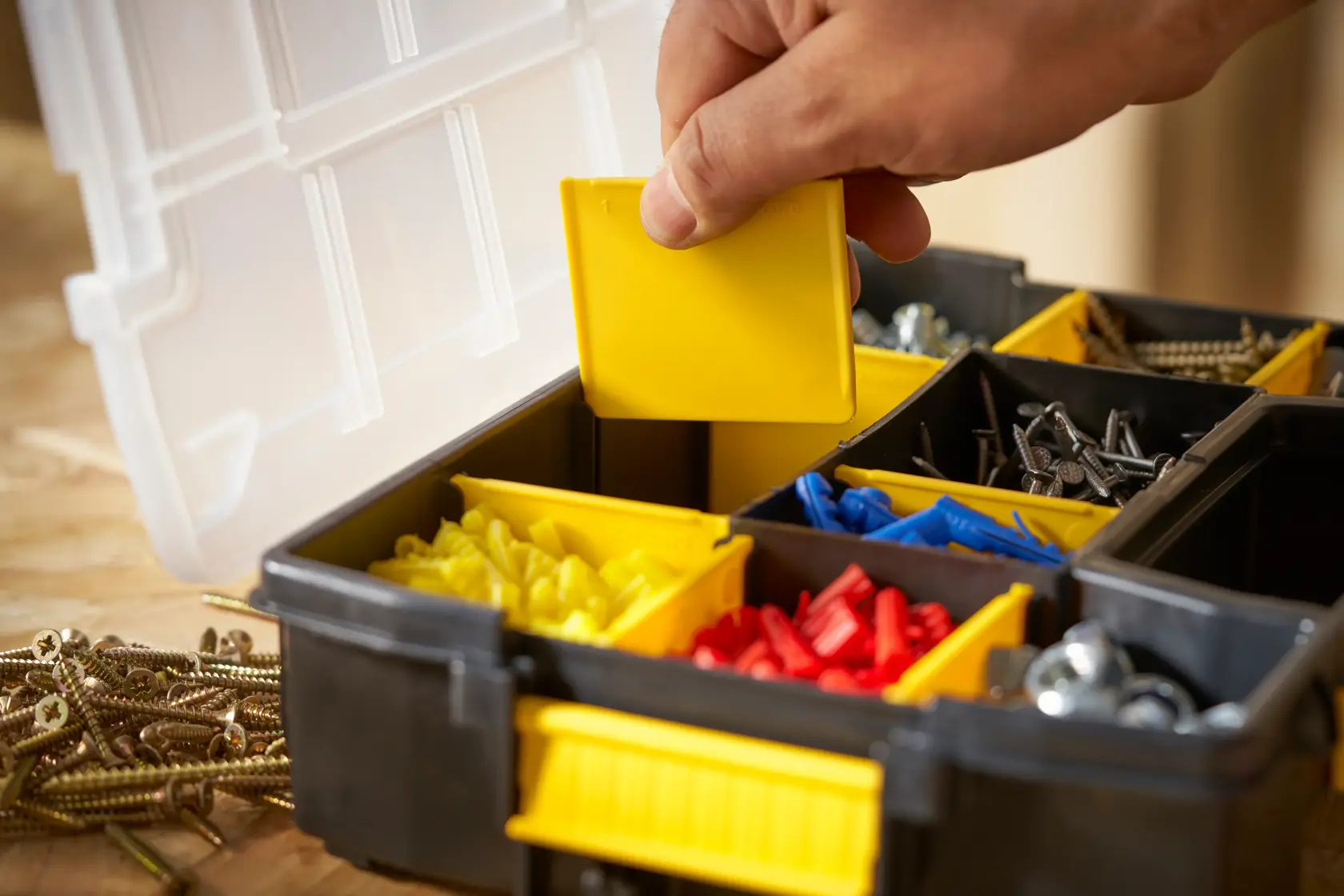 STANLEY STST1-70720 Organizer mit gelben Akzenten, von Person gehalten, neben STANLEY Wasserwaage.