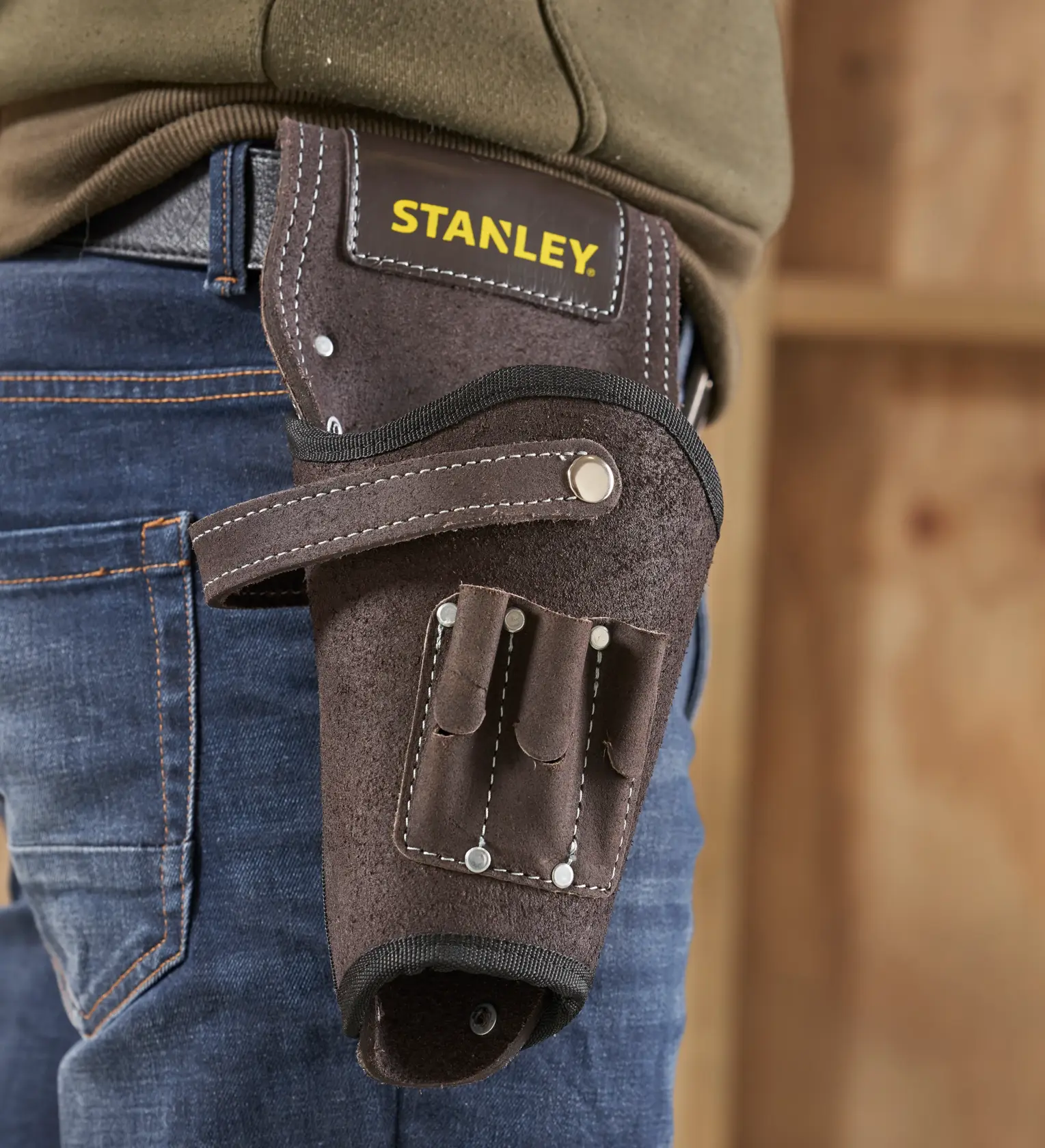 STANLEY STST1-80118 Leder Werkzeugholster am Gürtel, braun mit mehreren Fächern, Seitenansicht Nahaufnahme.